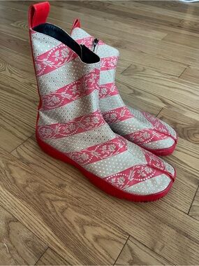 Maison Martin Margiela Red and Cream Floral-Striped Ankle Boots size 41